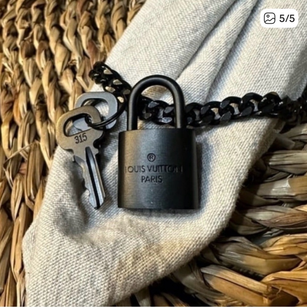 Louis Vuitton Matte Black Lock - Picture 5 of 5